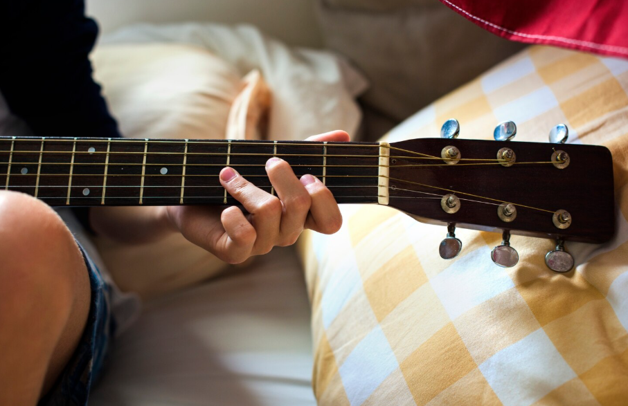Ømme fingerspidser efter at have spillet guitar